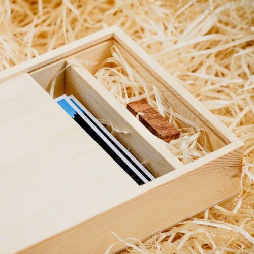 drewniane pudełko na fotografie